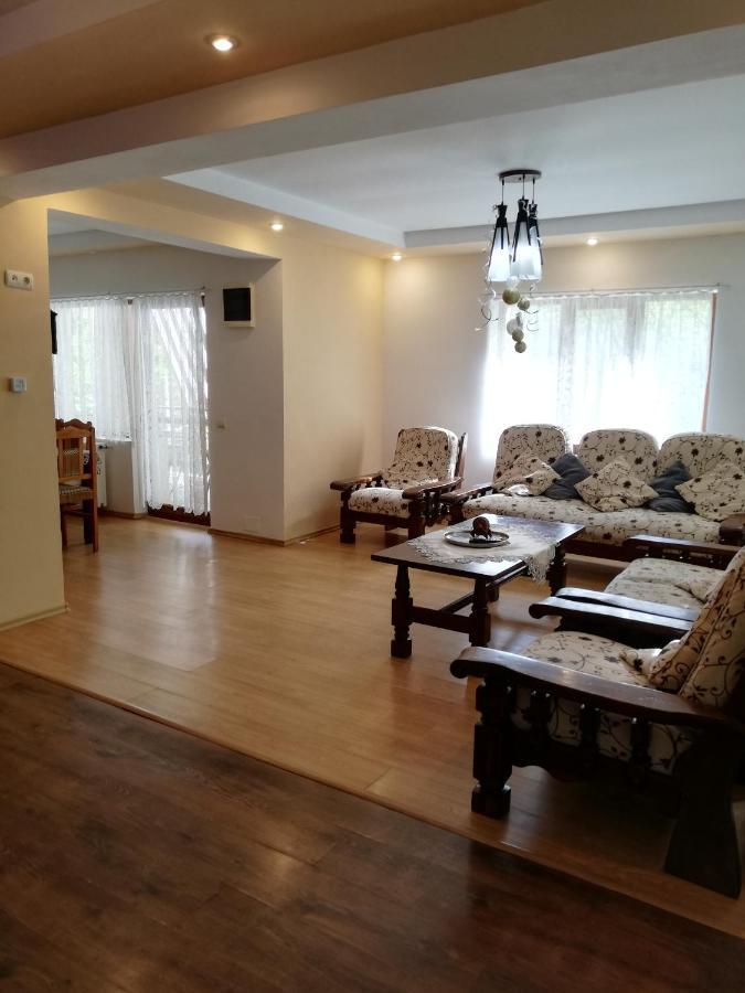 Gazde/Camere de închiriat Casa Din Padure *