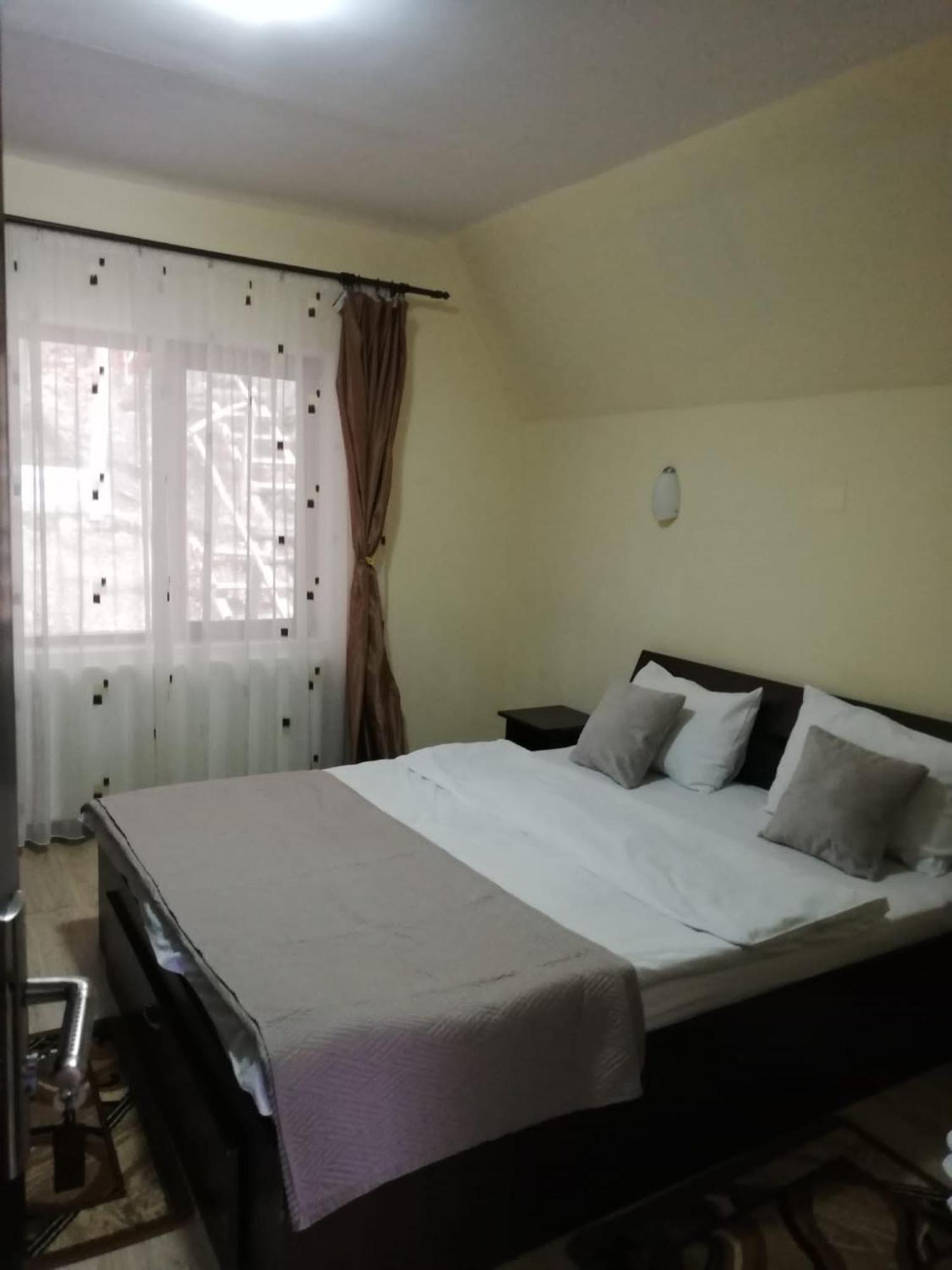 Casa Din Padure Gazde/Camere de închiriat Sinaia