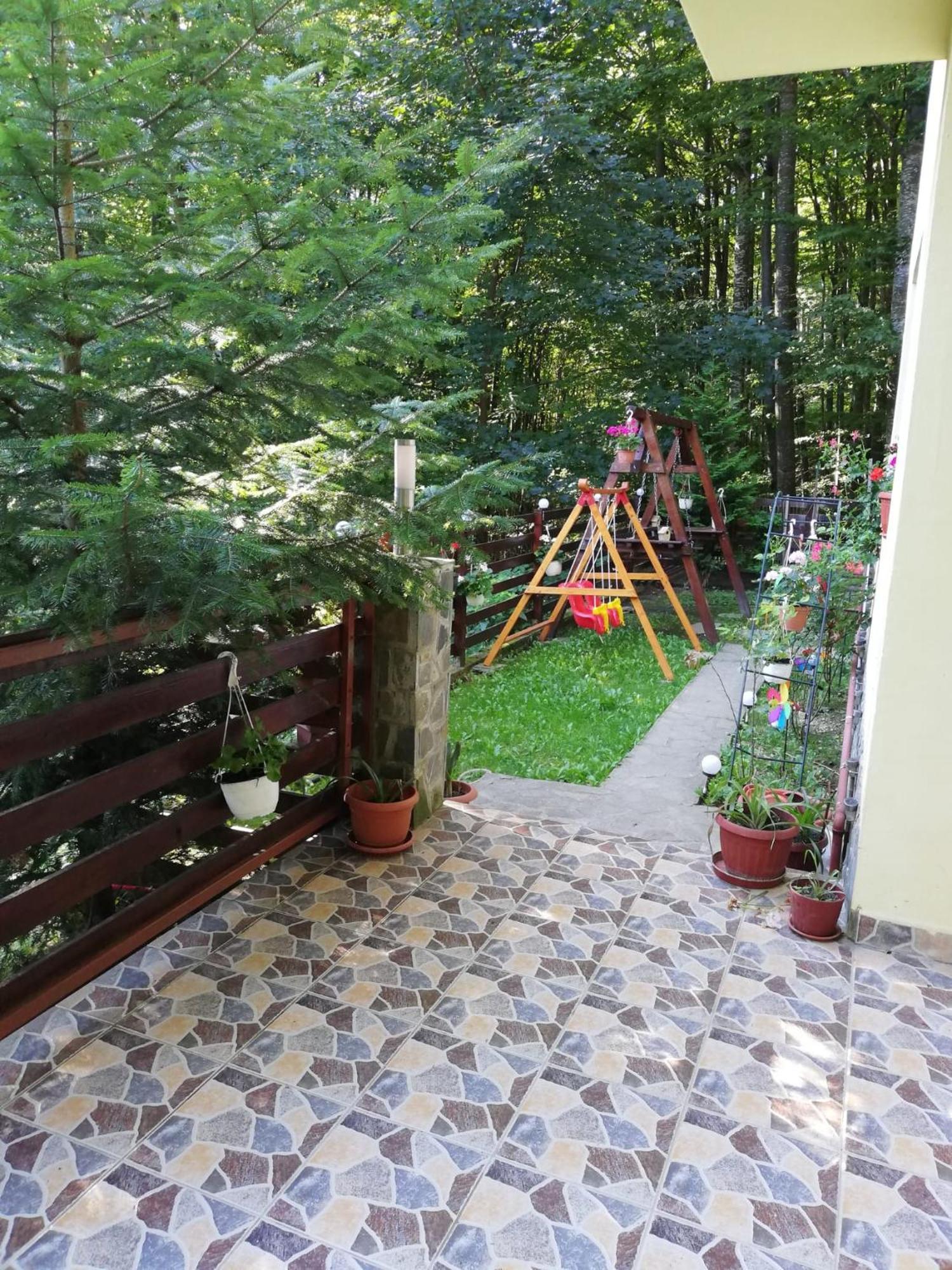Gazde/Camere de închiriat Casa Din Padure